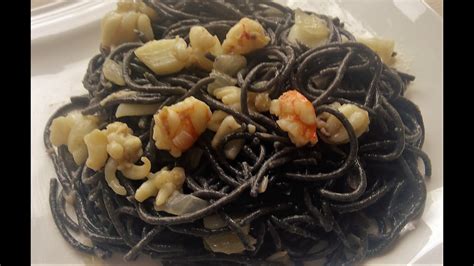 Foto de los espaguetis negros con gambas ya preparados