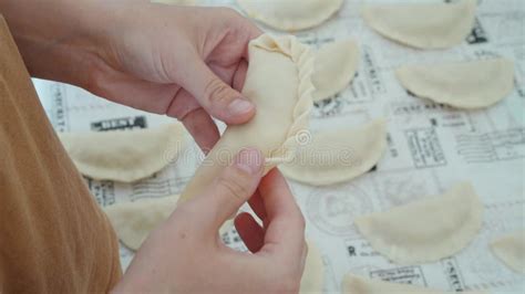 Manos trabajando masa de empanada de forma artesanal