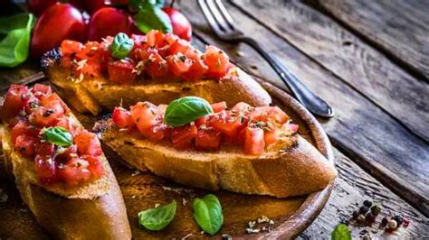 Foto de bruschettas clásicas con tomate y albahaca