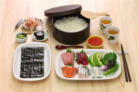 Esquema de los ingredientes básicos de la cocina japonesa: arroz, pescados, algas, vegetales y soja.
