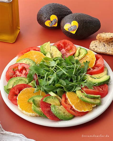 Ensalada de aguacate y naranja terminada, con fondo refrescante