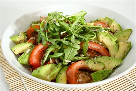 Ensalada de aguacate, naranja y tomate con aceitunas negras