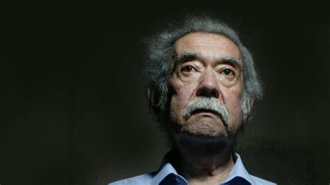 Fotografía de archivo de Raúl Ruiz dirigiendo en el set de filmación.