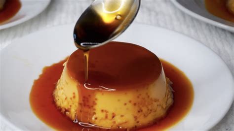 Foto de caramelo líquido vertiéndose en un molde para flan