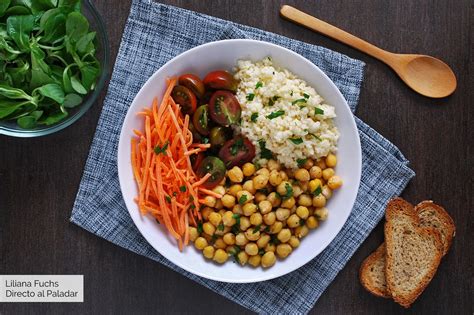 Plato equilibrado de comida vegana con verduras, legumbres y cereales integrales