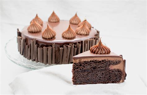 Imagen de una tarta de chocolate de varios niveles decorada con trufas de chocolate y ganache, con una atmósfera elegante y profesional.