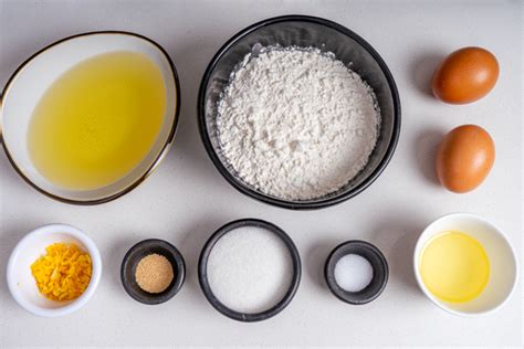 Ilustración de una mesa con ingredientes para hacer rosquillas caseras