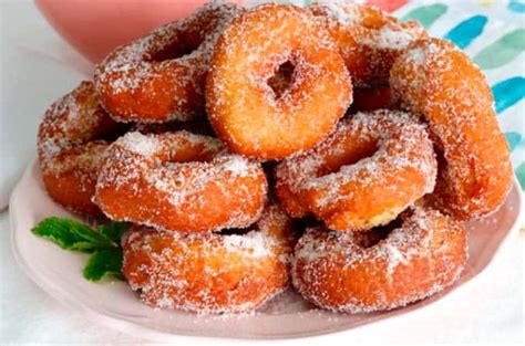 Primer plano de roscas chilenas tradicionales con azúcar