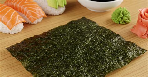 Alga nori en un recipiente hermético, en un estante oscuro