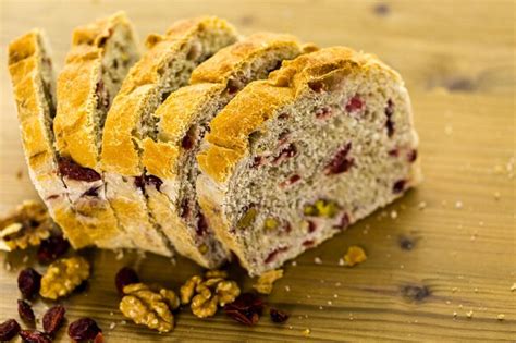 Pan de nuez recién horneado cortado en rebanadas