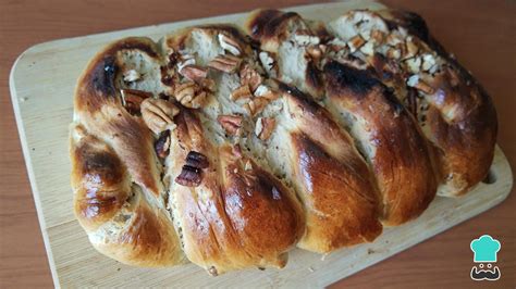Tabla de pan de nuez con diferentes acompañamientos dulces y salados