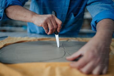 foto de una persona cortando moho de un trozo de queso duro