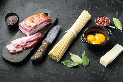 Fotografía de los ingredientes principales para la carbonara vegetariana: pasta, col kale, nueces, huevos y queso