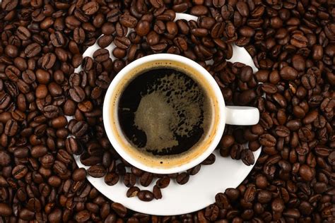 Taza de café con chocolate y granos de café