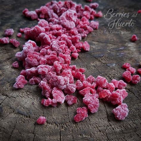 Foto de trozos de frambuesa congelada y crumble de frambuesa