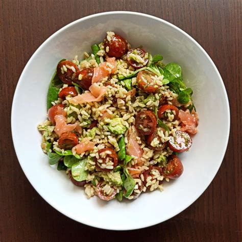 Ensalada de arroz integral con gambas, champiñones y tomates cherry