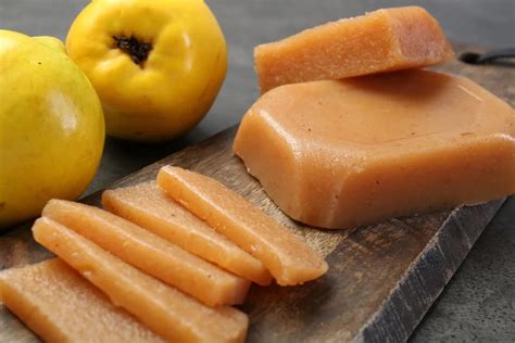 Primer plano de un membrillo maduro de color amarillo-dorado