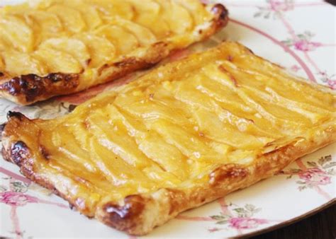 Tarta fina de manzana con hojaldre y miel