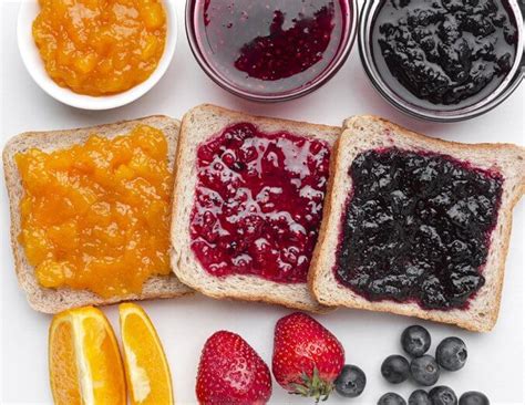 Ilustración comparativa de diferentes tipos de manjares: cremas, mermeladas y untables dulces.