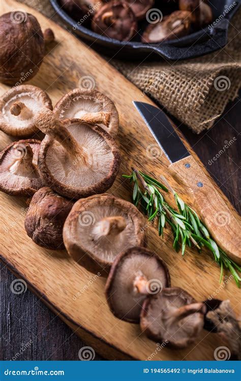 Setas shiitake frescas en un bol, listas para cocinar