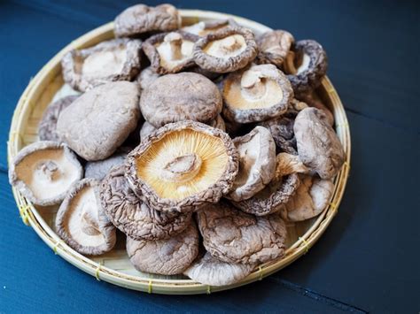 Setas shiitake secas rehidratándose en un cuenco con agua