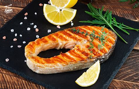 Filete de salmón dorado a la plancha en una sartén