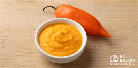 Infografía paso a paso con los ingredientes básicos del aderezo peruano: ají amarillo, cebolla roja y ajo
