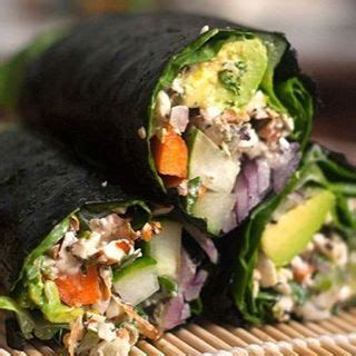 Ilustración de ingredientes frescos para wraps de nori vegetarianos: algas nori, tortillas de trigo, aguacate, tomate, calabacín, brotes y salsa de soja.