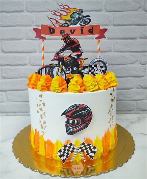 Tarta de cumpleaños decorada con un topper comestible de motocicleta Kawasaki