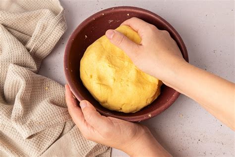 Mujeres preparando masa de maíz para empanadas