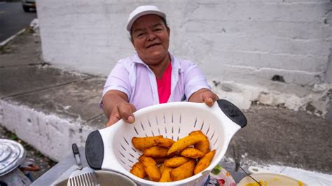 Puesto de venta de empanadas de iglesia en Medellín