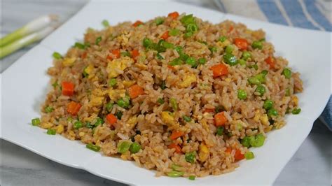 Imagen de un plato de arroz frito al estilo tradicional chino