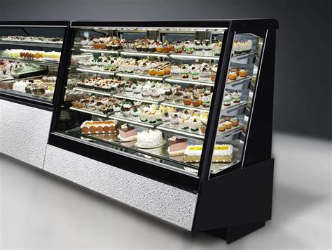 Fotografía comparativa de diferentes modelos de vitrinas refrigeradas: desde equipos compactos hasta vitrinas de 1.8 metros.