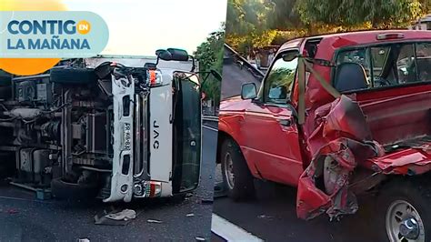 Imagen de vehículos de emergencia en una escena de accidente vial
