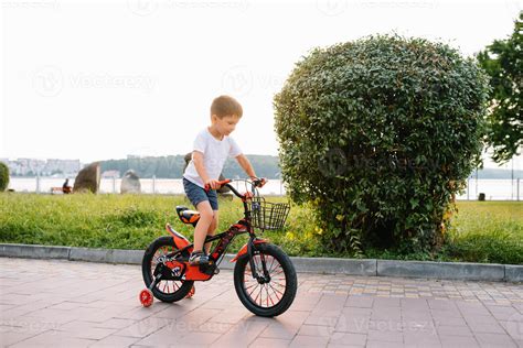 Ilustración de un niño en bicicleta de equilibrio cruzando una calle