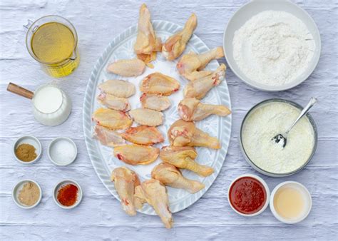 Ingredientes principales para el Pollo Mariscal, mostrando pollo, chorizo, surtido de mariscos, verduras y vino blanco.