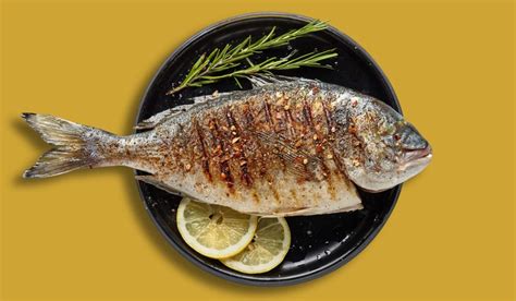 Plato de pescado fresco cocinado, mostrando la versatilidad culinaria de las alternativas a la corvina