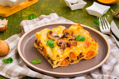 Lasaña de pollo y champiñones recién horneada en un molde refractario, lista para servir