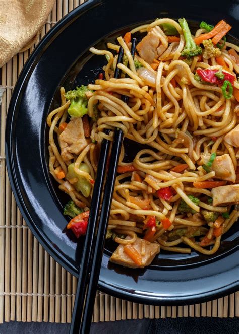 Plato de fideos chinos con pollo salteado y verduras
