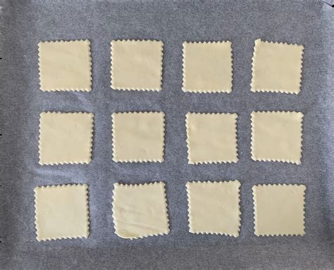 Masa hojaldrada cortada en cuadrados lista para hornear