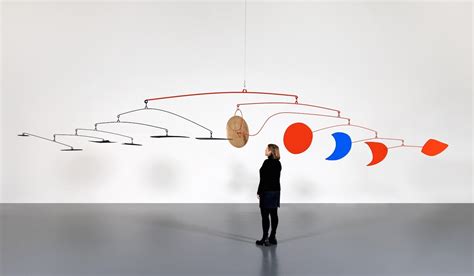 Ejemplo de un móvil de Alexander Calder en movimiento