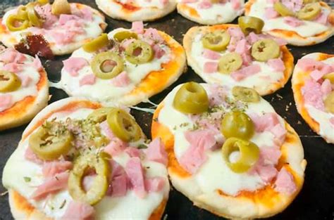 Variedad de pizzetas con diferentes toppings, mostrando ingredientes frescos