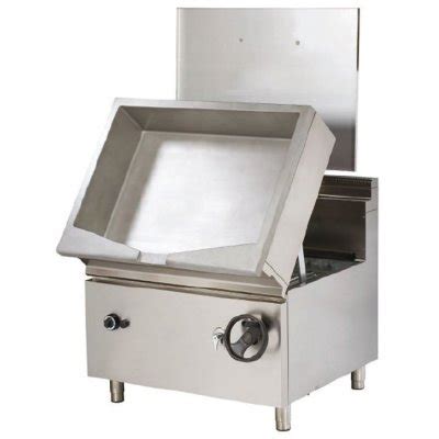 Chef utilizando una sartén basculante iVario en una cocina profesional preparando una gran cantidad de alimento