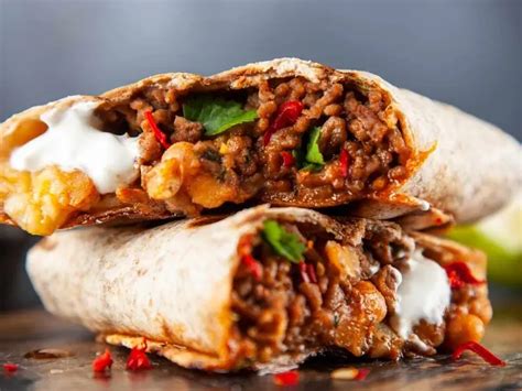 Muestra variada de rellenos para burritos y fajitas en pequeños cuencos.