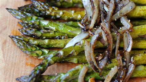 foto de papas y espárragos horneados al horno con un glaseado balsámico