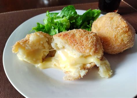 imagen de papas rellenas con una mezcla cremosa de espárragos y aderezos