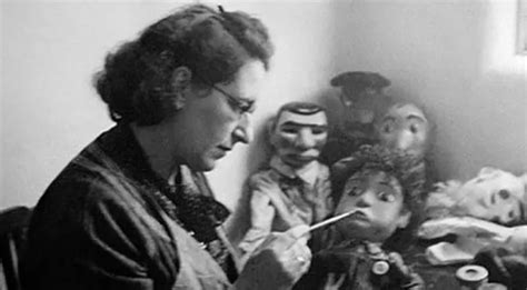 Esquema cronológico de la trayectoria de Lola Cueto: desde su formación en San Carlos hasta su etapa en Europa y regreso a México.