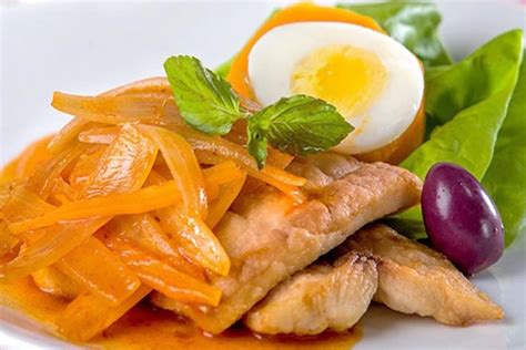 Foto temática de un plato de escabeche tradicional con pescado y verduras