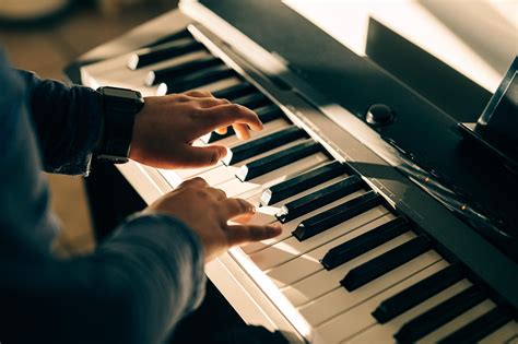 Leandro Aquistapacie tocando el piano en un estudio o en un concierto íntimo