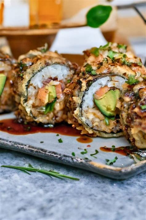 Interior del restaurante Crunchy Rolls Sushi con clientes disfrutando